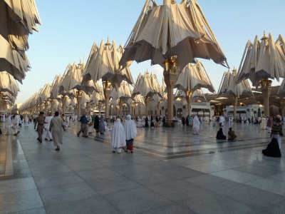 Parvis du Haram Ennabaoui (grande mosquée de Médine) (Citizen59)  [flickr.com]  CC BY-SA 
Información sobre la licencia en 'Verificación de las fuentes de la imagen'