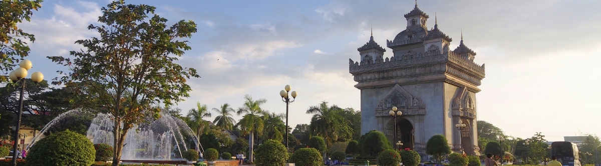 Patuxai, or Victory Gate (Clay Gilliland)  [flickr.com]  CC BY-SA 
Información sobre la licencia en 'Verificación de las fuentes de la imagen'