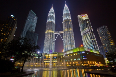 Petronas Towers at Night 2 (Colin Capelle)  [flickr.com]  CC BY 
Información sobre la licencia en 'Verificación de las fuentes de la imagen'