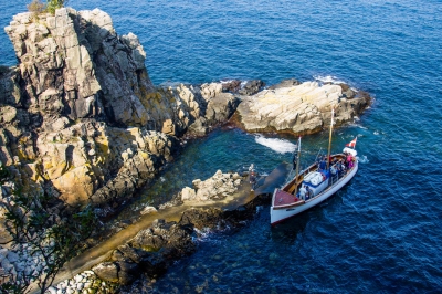 Pier among the rocks (Susanne Nilsson)  [flickr.com]  CC BY-SA 
Información sobre la licencia en 'Verificación de las fuentes de la imagen'