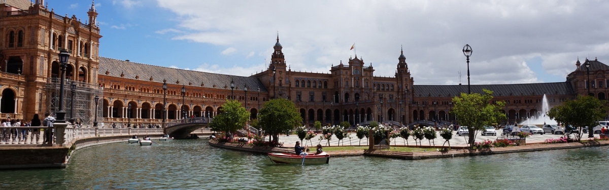 Plaza de España, Seville, Spain (Matt Kieffer)  [flickr.com]  CC BY-SA 
Información sobre la licencia en 'Verificación de las fuentes de la imagen'