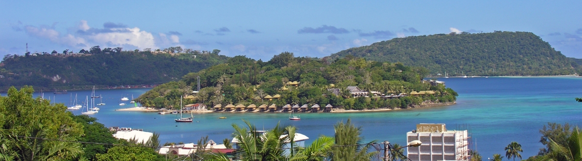 Port Vila, Vanuatu, from the War Memorial, 1 June 2006 (Phillip Capper)  [flickr.com]  CC BY 
Información sobre la licencia en 'Verificación de las fuentes de la imagen'