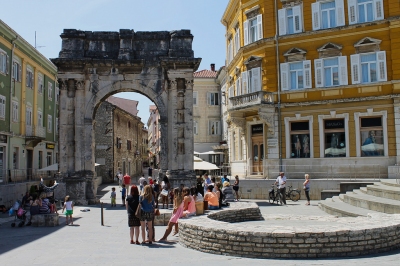 Pula - Porte d'Or (Nicolas Vollmer)  [flickr.com]  CC BY 
Información sobre la licencia en 'Verificación de las fuentes de la imagen'