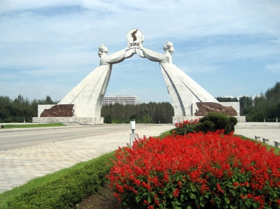 Reunification Arch, Pyongyang (David Stanley)  [flickr.com]  CC BY 
Información sobre la licencia en 'Verificación de las fuentes de la imagen'