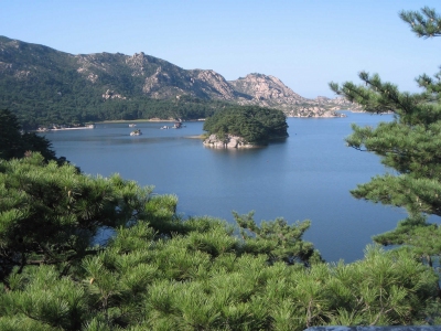 Samil Lake (David Stanley)  [flickr.com]  CC BY 
Información sobre la licencia en 'Verificación de las fuentes de la imagen'