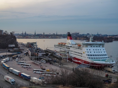 Ship and Gamla Stan (chas B)  [flickr.com]  CC BY 
Información sobre la licencia en 'Verificación de las fuentes de la imagen'