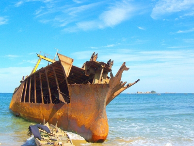 Shipwreck, Beach Near Lake Sijung, North Korea (yeowatzup)  [flickr.com]  CC BY 
Información sobre la licencia en 'Verificación de las fuentes de la imagen'