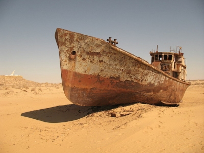 Stranded ship from Kazakhstan (Martijn.Munneke)  [flickr.com]  CC BY 
Información sobre la licencia en 'Verificación de las fuentes de la imagen'