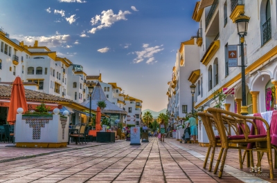 Street in Puerto Banos, Marbella (Spain) (Tommie Hansen)  [flickr.com]  CC BY 
Información sobre la licencia en 'Verificación de las fuentes de la imagen'