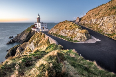 Sunrise in Baily lighthouse, Dublin, Ireland (Giuseppe Milo)  [flickr.com]  CC BY 
Información sobre la licencia en 'Verificación de las fuentes de la imagen'