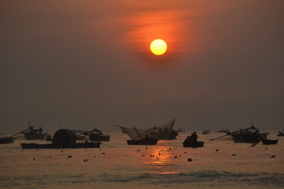 Sunrise on Eastern Sea, Vietnam (Loi Nguyen Duc)  [flickr.com]  CC BY 
Información sobre la licencia en 'Verificación de las fuentes de la imagen'