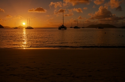 Sunset at Cane Garden Bay - British Virgin Islands (bvi4092)  [flickr.com]  CC BY 
Información sobre la licencia en 'Verificación de las fuentes de la imagen'