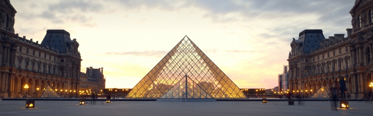Sunset at Louvre pyramid (Gael Varoquaux)  [flickr.com]  CC BY 
Información sobre la licencia en 'Verificación de las fuentes de la imagen'