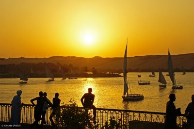 Sunset in Aswan, Egypt (Renate Dodell)  [flickr.com]  CC BY-ND 
Información sobre la licencia en 'Verificación de las fuentes de la imagen'