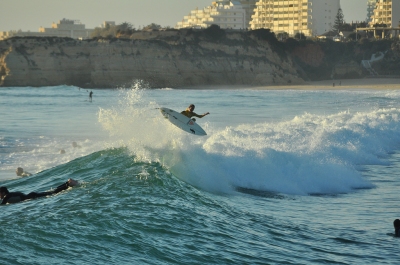 Surf Algarve (Tiago J. G. Fernandes)  [flickr.com]  CC BY 
Información sobre la licencia en 'Verificación de las fuentes de la imagen'