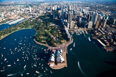 Sydney Opera house celebrating Jessica Watson (Pavel)  [flickr.com]  CC BY 
Información sobre la licencia en 'Verificación de las fuentes de la imagen'