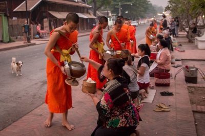 Tak bat à Luang Prabang. Laos (Thierry Leclerc)  [flickr.com]  CC BY-ND 
Información sobre la licencia en 'Verificación de las fuentes de la imagen'