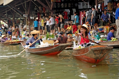 Thailand-3570B - Money flows like water.. (Dennis Jarvis)  [flickr.com]  CC BY-SA 
Información sobre la licencia en 'Verificación de las fuentes de la imagen'