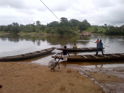 The border between Guinea and Liberia (CDC Global)  [flickr.com]  CC BY 
Información sobre la licencia en 'Verificación de las fuentes de la imagen'