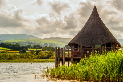 The Crannog on Llangorse Lake (Phil Dolby)  [flickr.com]  CC BY 
Información sobre la licencia en 'Verificación de las fuentes de la imagen'