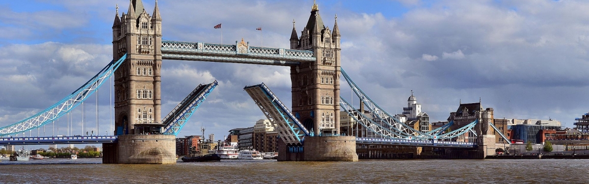 The London Skyline 5. Tower Bridge. Panorama. Nikon D3100.DSC_0625-0629. (Robert Pittman)  [flickr.com]  CC BY-ND 
Información sobre la licencia en 'Verificación de las fuentes de la imagen'