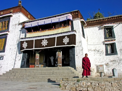 Tibet-5577 - Secret Mantra Palace (Dennis Jarvis)  [flickr.com]  CC BY-SA 
Información sobre la licencia en 'Verificación de las fuentes de la imagen'