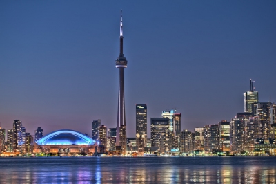 Toronto night skyline CN Tower downtown skyscrapers sunset Canad (Larry Koester)  [flickr.com]  CC BY 
Información sobre la licencia en 'Verificación de las fuentes de la imagen'