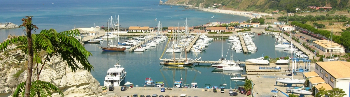 Tropea, il porto (Luca Galli)  [flickr.com]  CC BY 
Información sobre la licencia en 'Verificación de las fuentes de la imagen'