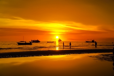 Unique sunset in Boracay, Philippines! (Trip & Travel Blog)  [flickr.com]  CC BY 
Información sobre la licencia en 'Verificación de las fuentes de la imagen'