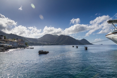 View from  the dock of Emerald Princess in Dominica (Chris Favero)  [flickr.com]  CC BY-SA 
Información sobre la licencia en 'Verificación de las fuentes de la imagen'
