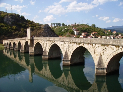 Visegrad_Drina_Bridge_1 (Julijan Ny?a)  [flickr.com]  CC BY 
Información sobre la licencia en 'Verificación de las fuentes de la imagen'