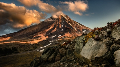 Volcano Koryaksky (Kamchatka) at Sunrise (kuhnmi)  [flickr.com]  CC BY 
Información sobre la licencia en 'Verificación de las fuentes de la imagen'