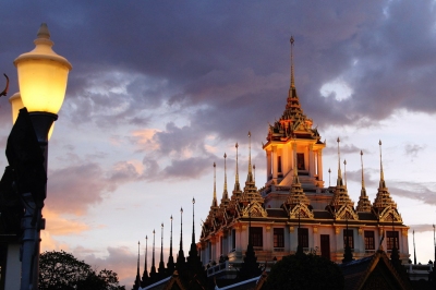 Wat Ratchanadda by sunset, Bangkok, Thailand (Bram van de Sande)  [flickr.com]  CC BY-SA 
Información sobre la licencia en 'Verificación de las fuentes de la imagen'